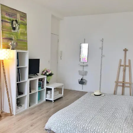 New Beautiful Studio Apartment Beausoleil